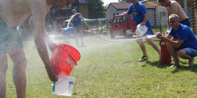 Die Altherren des Sportvereins in Aktion an der Kübelspritze